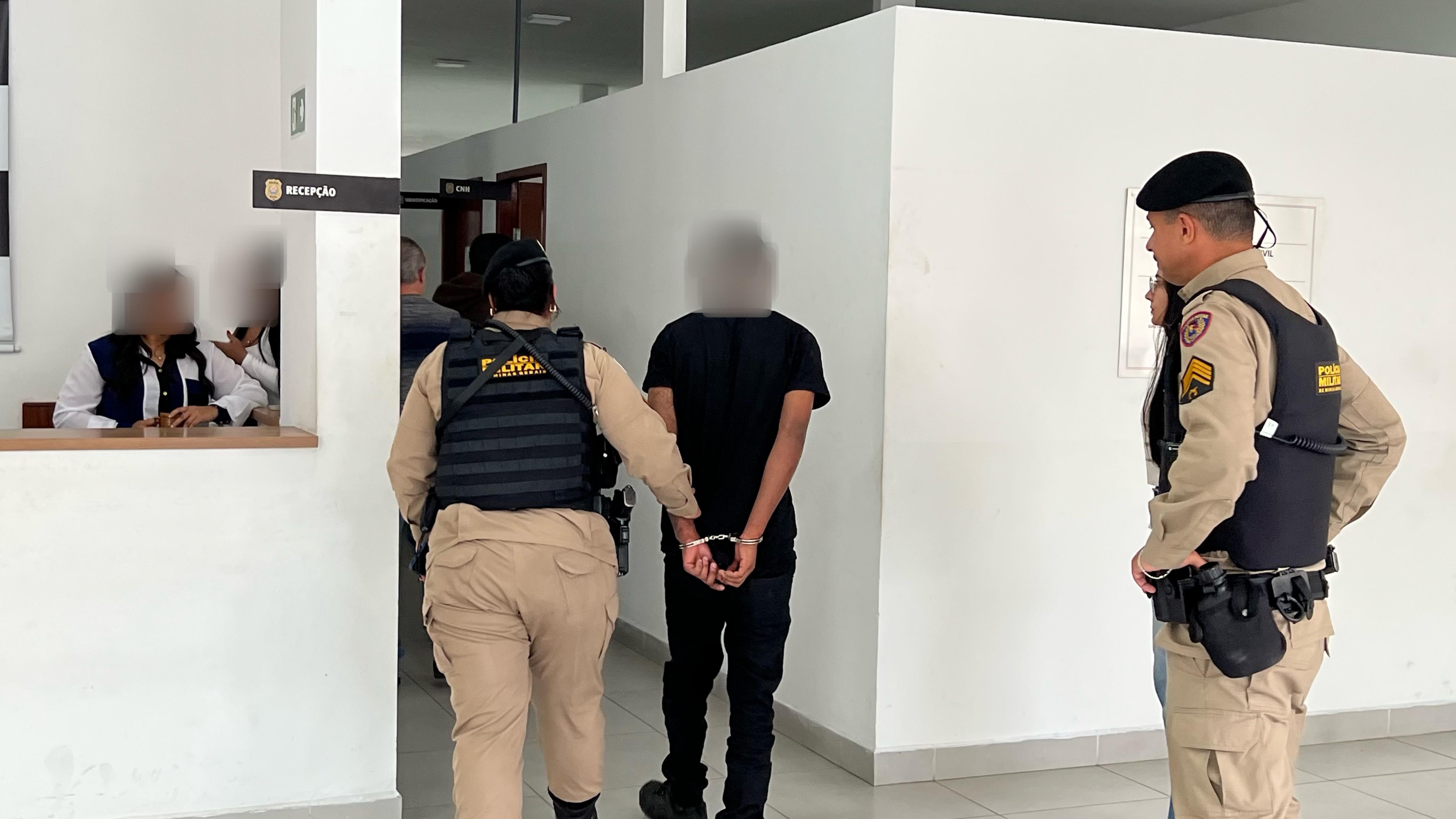 Vídeo: homem é preso acusado de importunação sexual contra jovem dentro de ônibus intermunicipal em Santos Dumont